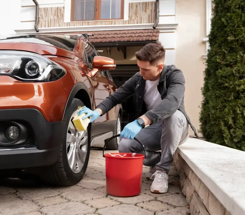 Lavage auto à domicile Saint-Hilaire-la-Palud : professionnel intervenant sur un véhicule